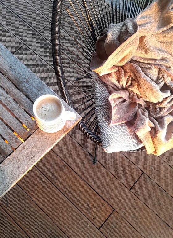 Jak urządzić balkon do odpoczynku i porannej kawy